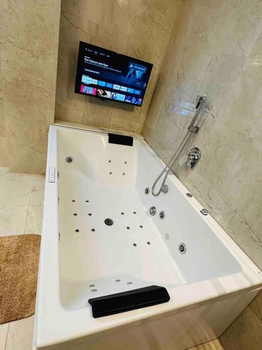 White House Sky View Theatre Villa In Gachibowli Esterno foto