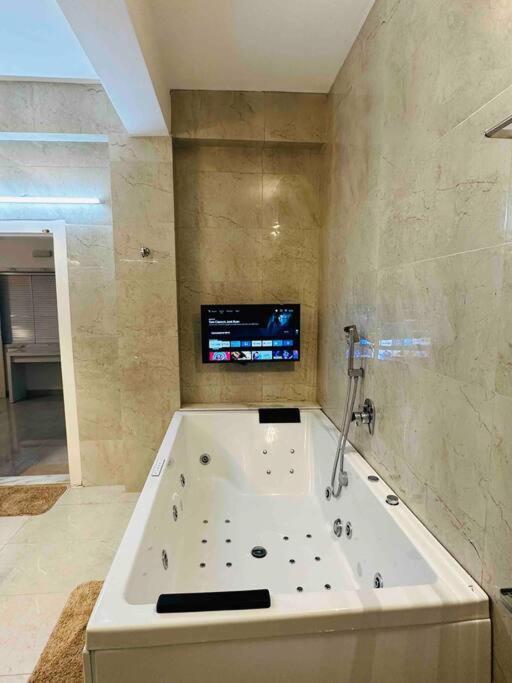 White House Sky View Theatre Villa In Gachibowli Esterno foto